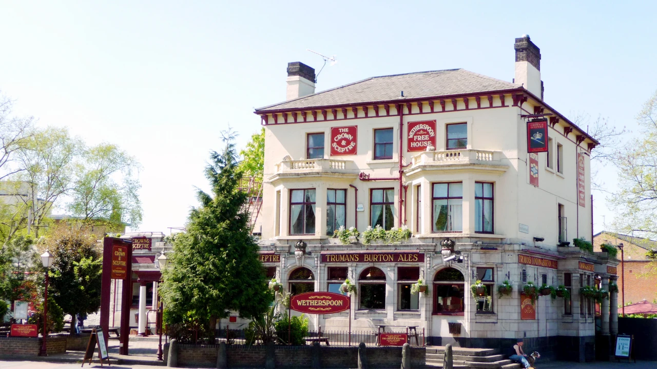 The Crown and Sceptre spoons pub